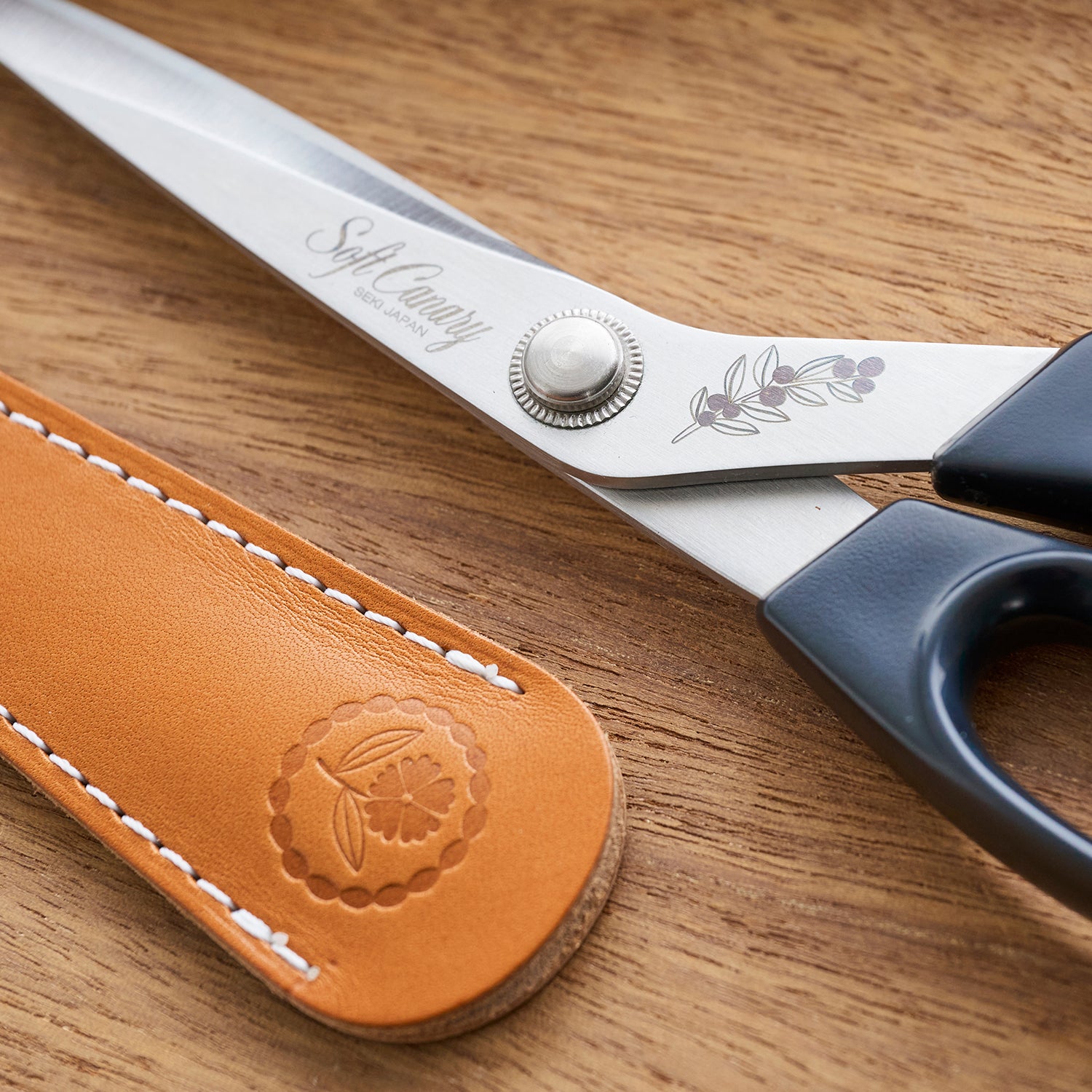 Bookhou Fabric Scissors with Leather Case | Kokka Fabrics
