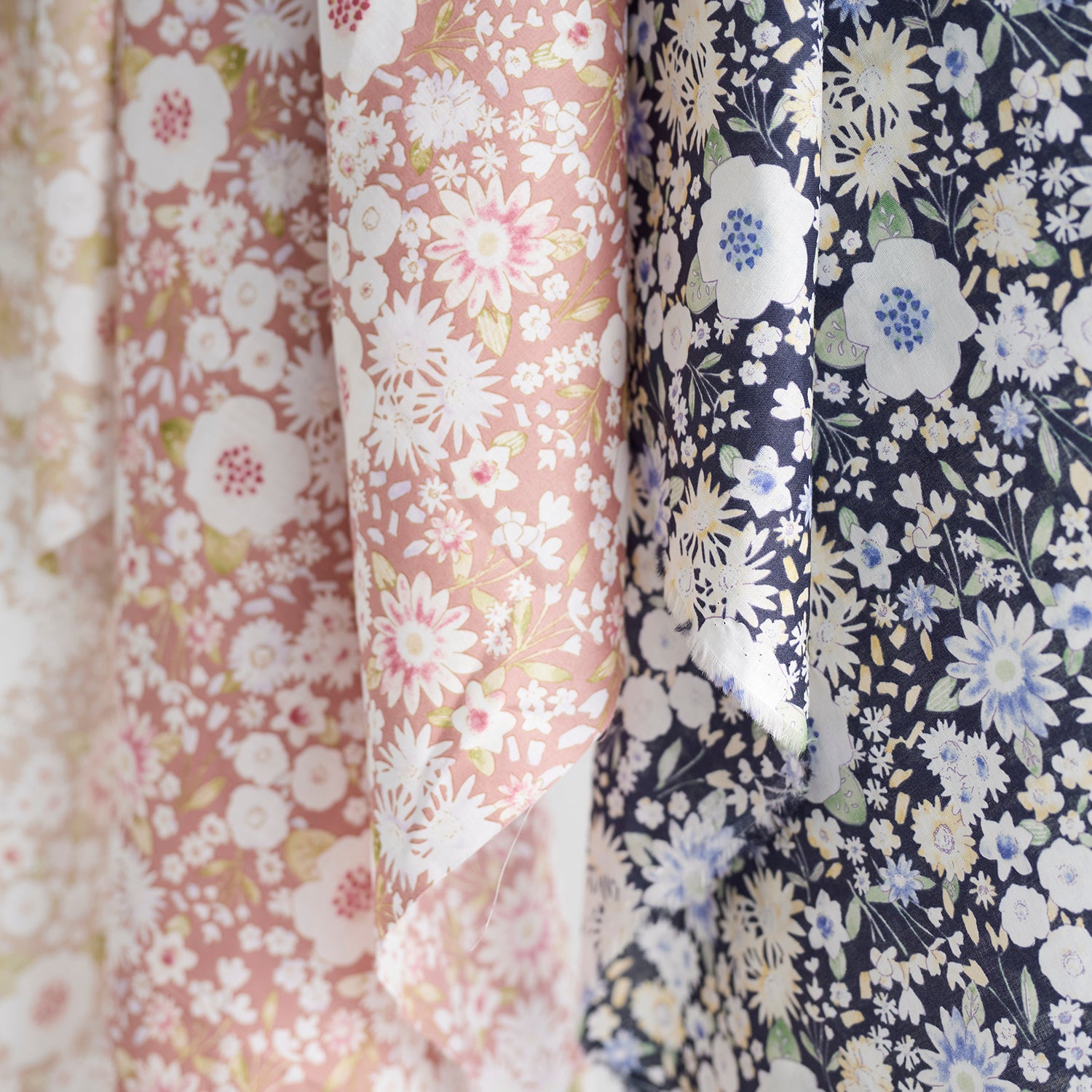 Fabric Sample] Flownny Vintage Floral Cotton Lawn | Kokka Fabrics