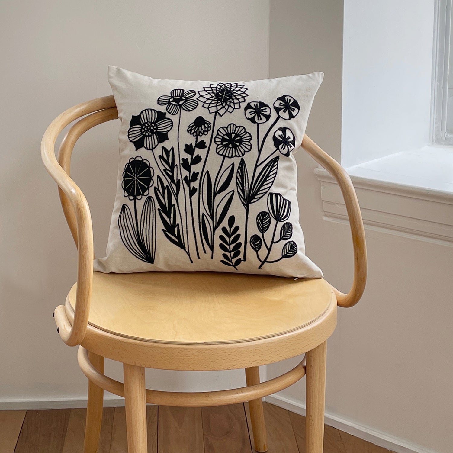 [Kokka Lifestyle] Bookhou Embroidered Cushion Cover - Ecru